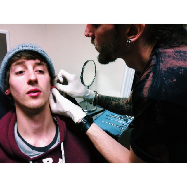 Lobe Piercing ⚡ George & El Capitan